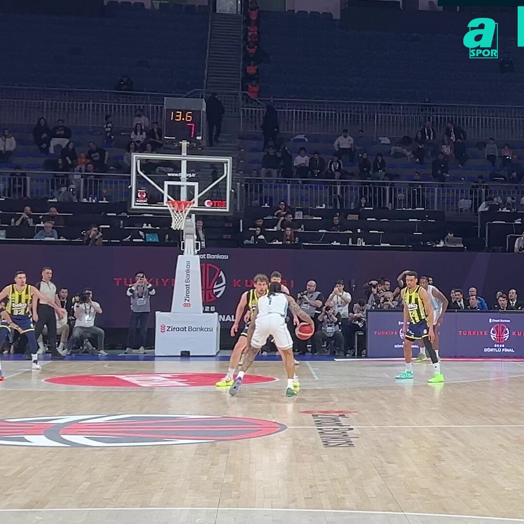 👀 Saras Jasikevicius, bu pozisyonun ardından De Colo'yu sahanın içine girerek uyardı.