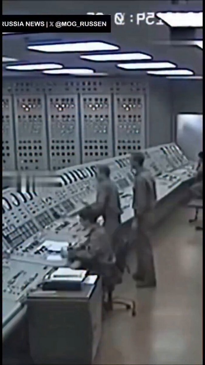 La explosión de la planta nuclear de Chernobyl en Ucrania en 1986 es considerada una de las peores catástrofes nucleares de la historia, ya que la explosión de Reator 4 cerca de la ciudad de Prípiat liberó enormes cantidades de radiación en la atmósfera.