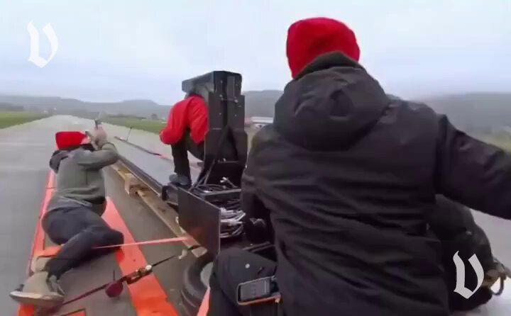 🚀🤯 Un cascadeur lance son véhicule à 80 km/h depuis un camion qui roule déjà à 80 km/h, et la physique du saut défie toute logique. 🤯