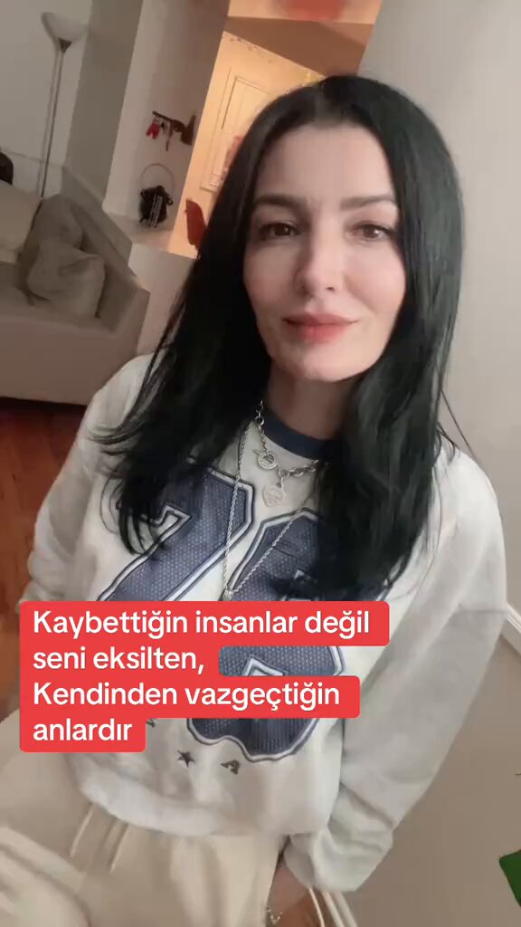 Aboneliklerden 1 günde 50 bin TL kazanan Aleyna Tilki’nin annesi, yaşam koçluğuna başladı: “Yoruldun. Hem de çok yoruldun. Sadece hayatın yükünden değil, sürekli kendini kanıtlamak zorunda kaldığın insanlardan da yoruldun. Artık biraz kendine dön.”