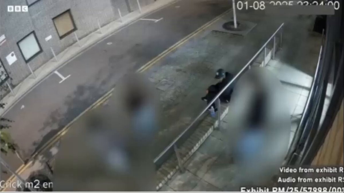 المحكمة البريطانية تستمع لطرفي القضية: محمد القاسم، طالب سعودي "يموت في غضون ساعة من المواجهة" بي بي سي +++++++++ توفي طالب سعودي في مدرسة صيفية بعد ساعة واحدة من إصابته بجرح في رقبته طوله أربع بوصات ونصف، حسبما أفادت محاكمة. وتعرض محمد القاسم، البالغ من العمر عشرين عامًا، للطعن أثناء جلوسه مع أصدقائه خارج سكن الطلاب بالقرب من محطة قطارات كامبريدج الرئيسية قبيل الساعة 11:30 مساءً بتوقيت بريطانيا الصيفي في الأول من أغسطس/آب. ويقول المدعون إن تشاس كوريجان، البالغ من العمر 22 عامًا، من سكان طريق هولبروك في كامبريدج، هاجمه بسكين مطبخ بعد "أمسية من شرب الكحول وتعاطي المخدرات"، وينفي كوريجان تهمة القتل، لكنه يعترف بحيازة سلاح أبيض. وشاهدت هيئة المحلفين في محكمة كامبريدج الملكية لقطات كاميرات المراقبة التي تُظهر كوريجان وهو يقترب من المجموعة مرتديًا سترة فسفورية، ثم يظهر المتهم وهو يتحدث إلى القاسم، ثم يبتعد، ليعود بعدها وينخرط في مشادة كلامية. وقال المحامي نيكولاس هيرن، المدعي العام، إن القاسم، الذي كان يجلس على جدار في طريق ميل بارك، لم يكن يعرف كوريجان، الذي كان يشرب الخمر ويتعاطى المخدرات. وأدلت الطبيبة الشرعية فيرجينيا فيتزباتريك-سوالو أمام المحكمة بأن القاسم أصيب بجرح عميق في رقبته، طوله 11.5 سم (4.5 بوصة)، مما أدى إلى قطع شريان حيوي، ويقول الادعاء إن القاسم أصيب بعد الساعة 11:20 مساءً بقليل من يوم الجمعة. وأبلغت المحامية روبي شريمبتون، من فريق الادعاء أيضاً، هيئة المحلفين بأنه تم استدعاء سيارة إسعاف في الساعة 11:25 مساءً، وقالت شريمبتون: "تم توجيه أفراد من الجمهور للضغط على جرح السيد القاسم، واستمروا في ذلك حتى وصول المسعفين بعد دقائق قليلة". وتلقى السيد القاسم إسعافات أولية مكثفة، لكن لم يكن بالإمكان إيقاف النزيف من رقبته، وتوفي في مكان الحادث، وسُجِّل وقت وفاة السيد القاسم رسميًا في تمام الساعة 00:19. أخبر أحد أفراد مجموعة القاسم هيئة المحلفين أن كوريجان كان يترنح عندما اقترب منه. وقال عبد الله صالح بن شُعيل إنه لا يعلم ما إذا كان كوريجان يشرب الخمر أو يتعاطى المخدرات أو ماذا. وقال الشاهد إن كوريجان اقترب من القاسم، وتحدث إليه، ثم ابتعد، ثم استدار وعاد، وقال بن شُعيل لهيئة المحلفين: "كان متوترًا للغاية". وقال: "ماذا قلت؟ ماذا قلت؟"، وانخفض إلى مستوى محمد، وكان يقول: "أعرف ما يعنيه هذا. أعرف ما يعنيه هذا". وصل المتهم إلى محمد ويده اليمنى في جيبه، وقال بن شُعيل إن القاسم وقف بعد ذلك ليواجه كوريجان، وأضاف: "كانا متقاربين للغاية، ثم انفصلا فجأة" ثم "أخرج المتهم سكينًا من جيبه وضرب محمدًا". قال بن شُعيل إن السكين كانت ملطخة بالدماء. وأضاف بن شُعيل أمام هيئة المحلفين: "كان [كوريغان] يقول: ماذا ستفعل؟"، وكان يتحدث بصوت عالٍ وبطريقة تهديدية، وأخبر هيرن هيئة المحلفين أن كوريغان كان يشرب الخمر في وقت سابق في حانة "إيرل أوف ديربي" القريبة، الواقعة على طريق هيلز، وأوضح هيرن أن كوريغان أخبر رجلاً في الحانة أنه أيرلندي وعضو في نادي راثمور، وهو نادٍ للأعضاء الأيرلنديين في كامبريدج، كما أُبلغت هيئة المحلفين أن كوريغان كان يتعاطى الكوكايين. وأخبر شريمبتون هيئة المحلفين أن كوريغان اعتُقل ظهر يوم الثاني من أغسطس/آب، وفي اليوم نفسه عثرت الشرطة على سترة رياضية عاكسة للضوء ذات غطاء رأس في سلة مهملات في شارع فينتر تيراس القريب. وعُرض على هيئة المحلفين سكين مطبخ فضي اللون، طول نصله 13 سم (5 بوصات)، عُثر عليه في مكان قريب، وأبلغت المحامية جين أوزبورن، محامية الدفاع، هيئة المحلفين سابقًا أن موكلها كان يحمل سكينًا للدفاع عن النفس. وقالت إن كوريغان لم يكن ينوي إلحاق الأذى، بل كان يهدف إلى التلويح بالسكين بينه وبين القاسم، وأضافت أنه لم يكن لديه أدنى فكرة أنه لامسه.