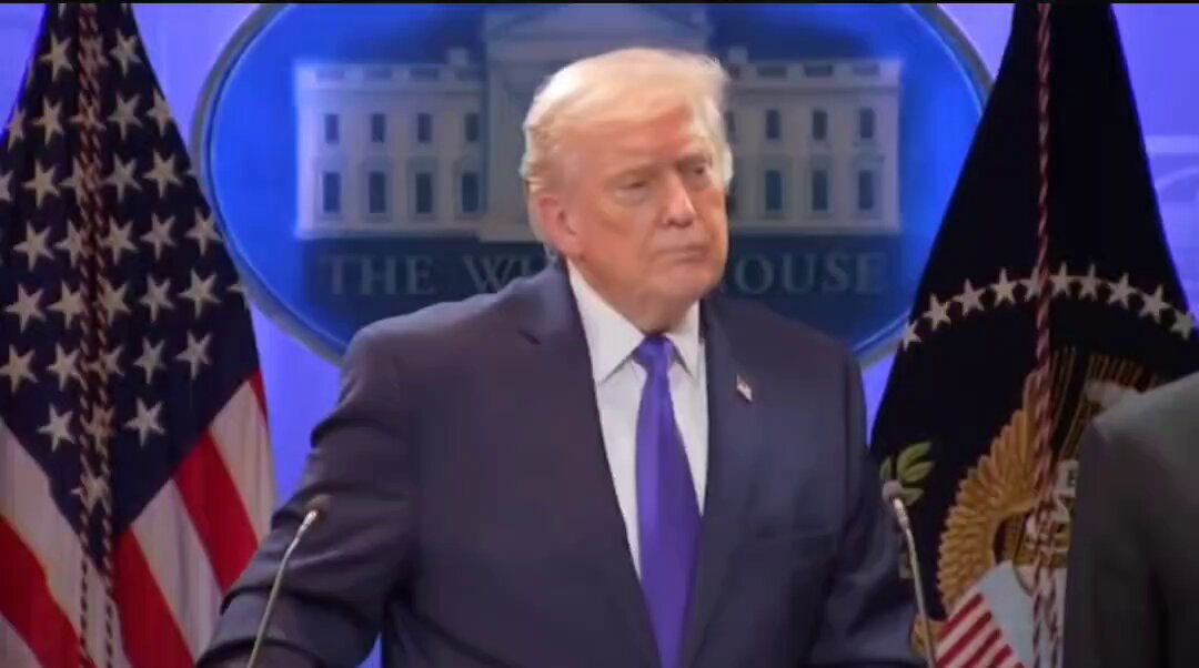 🚨HE’S LIVID: Donald Trump loses it when a CNN reporter tries to ask a question. There is no worse time for narcissist than when they are DEFEATED! You love to see it.