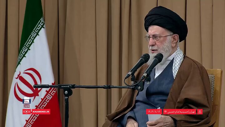 من واقعا نمیفهمم از دو سه ماه پیش تا امروز چه اتفاقی افتاده که دارین با آمریکایی ها مذاکره میکنین؟ رهبری مگه صراحتا نگفت شرط همکاری و مذاکره با آمریکا قطع ارتباطش با اسرائیل هست ؟! مگه نگفتین هزاران نفر از مردم معترض رو تروریست های آمریکایی و اسرائیلی کشتن مذاکره چی میکنین پس؟!