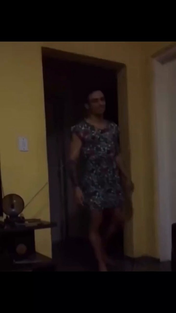 ⚠️ GRAVÍSSIMO: Blogueiro flui o gênero e é brutalmente oprimido pela própria mãe. Vídeo viralizou e gerou intenso debate sobre inclusão, diversidade e democracia. "Isso é crime, essa senhora deveria ser presa" diz leitor.