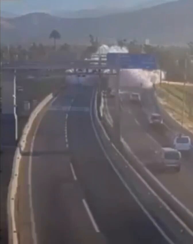 🇨🇱 SAD CRASH: At least four people were killed when a truck transporting liquid gas in Chile's capital Santiago overturned and exploded, authorities said on Thursday. Another 17 people were injured, a police chief told reporters at a press conference, saying the driver of the truck had lost control and crashed.