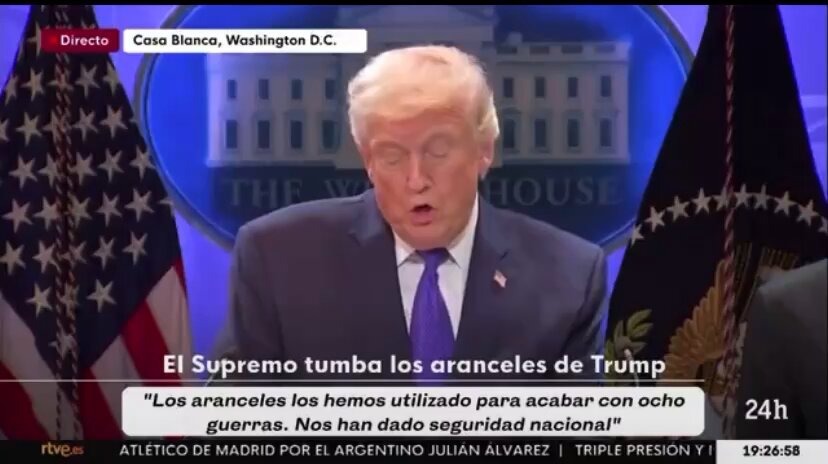 “¡No puedo cobrar ni un dólar! ¡No puedo cobrar ni un dólar! Pero puedo destruir comercios y embargar comercios de los países. Puedo hacer, lo que me de la gana, pero ¡No puedo cobrar ni un dólar!” Está muy molesto Trump, por la resolución de la Corte Suprema de EU. RT👇