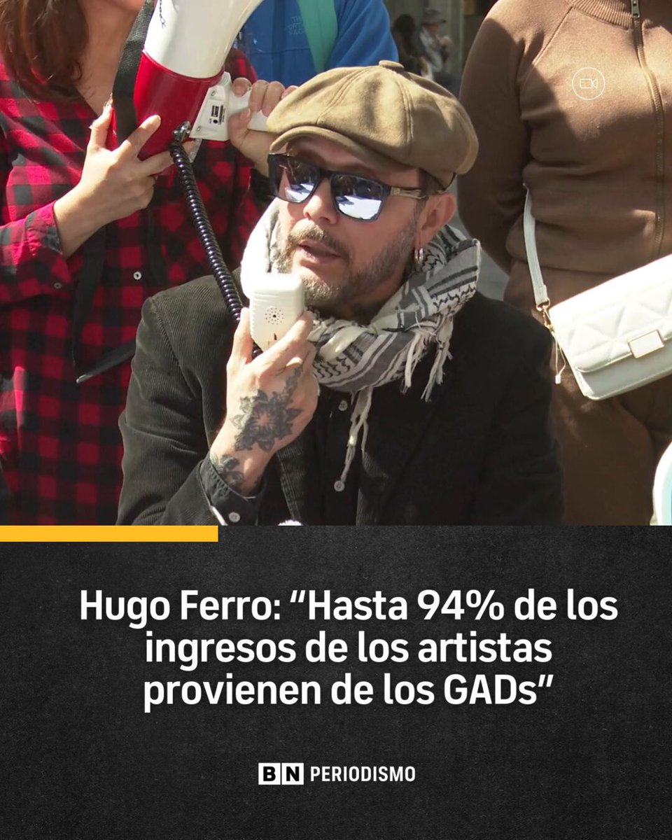 En una rueda de prensa ofrecida por gestores culturales, usuarios mayores de 60 años y posibles afectados por la denominada Ley de los GAD, el artista ecuatoriano Hugo Ferro advirtió que el sector cultural podría verse seriamente perjudicado si la normativa es aprobada en segundo debate en la Asamblea Nacional. Ferro citó un estudio de la Universidad de las Artes, según el cual hasta el 94% de los ingresos de los artistas nacionales proviene de los Gobiernos Autónomos Descentralizados (GAD). En ese sentido, señaló que cualquier modificación en el marco legal podría impactar directamente en la sostenibilidad económica del sector artístico.