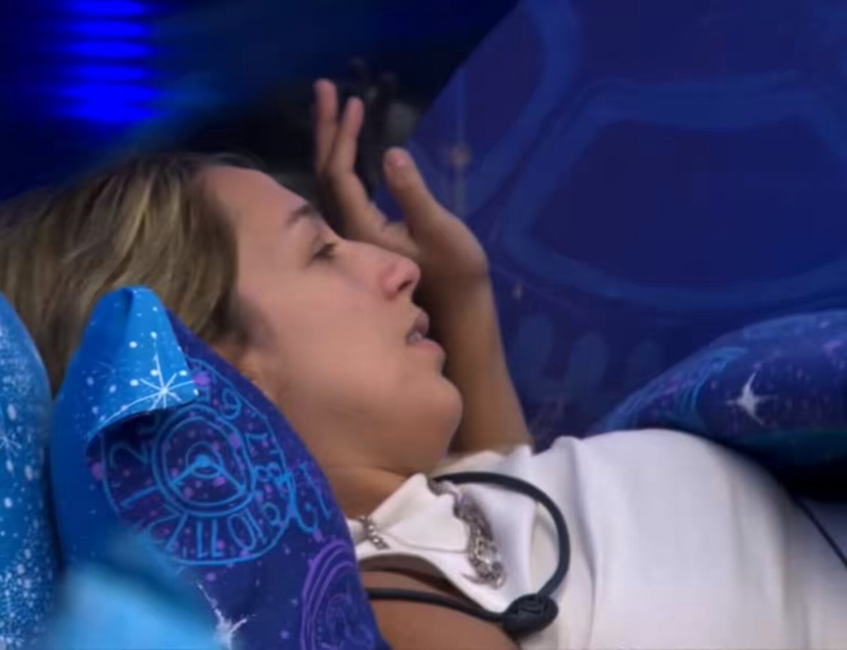 Milena: "Nossa, Jordana é muito feia bocejando." Ana Paula: "Olha o comentário, não tem o que fazer, não? E você é bonita bocejando?" Samira: "Ela é linda." #BBB26