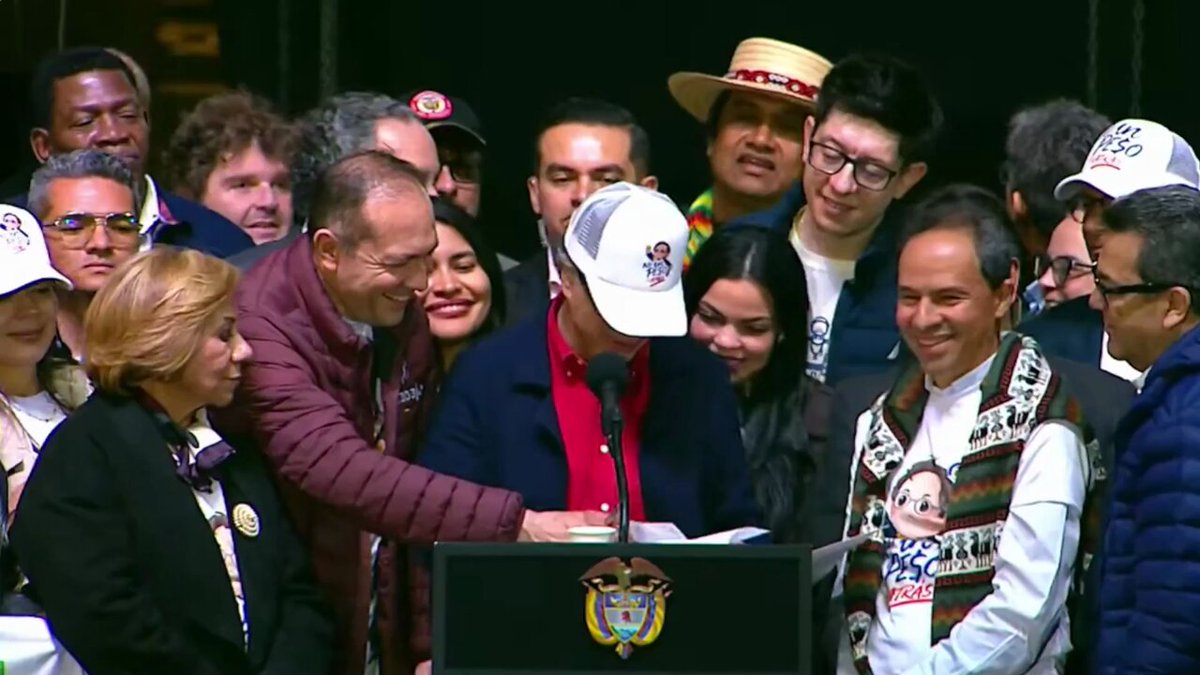 El presidente de Colombia acaba de firmar un aumento del 23% del salario mínimo. Hace una semana nos meó México reduciendo la jornada y ahora ellos 🫩 "Los derechos y las conquistas del pueblo las hace respetar el pueblo mismo"