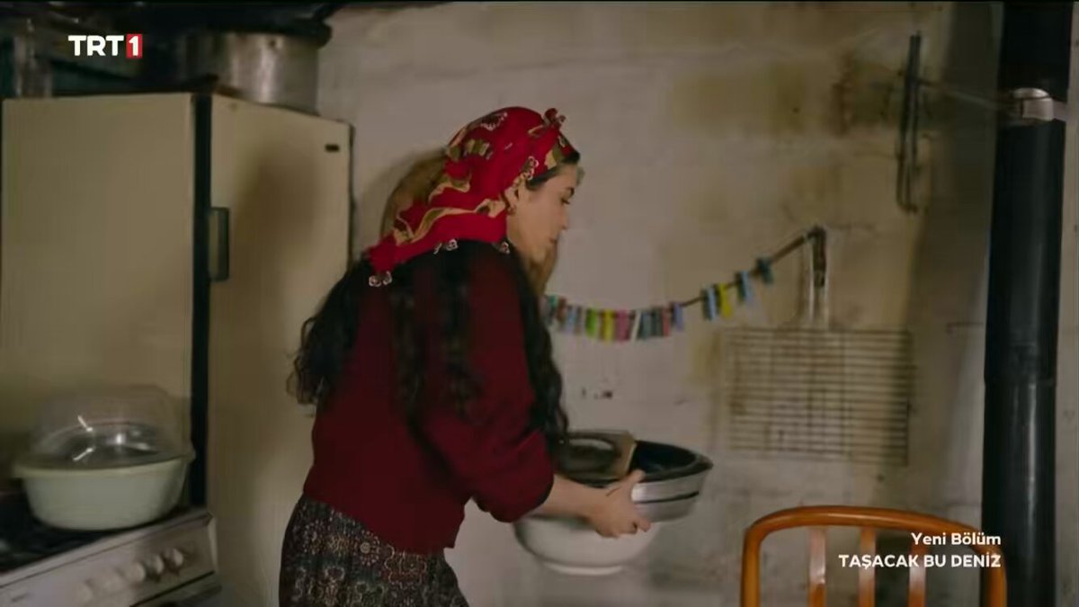 Olsun bakalum olsun Oy oy oy Bu sevda bende dursun Oy oy oy Bir yara da sen aç git Oy oy oy oy oy oy Senun canun sağ olsun.. Bu şarkıyı ne zaman duysam tüylerim diken diken oluyor. Öylesine etkili ve hisli bir şarkı ve en önemlisi #EsDil sahnesinde çalması. ♥️ #TaşacakBuDeniz