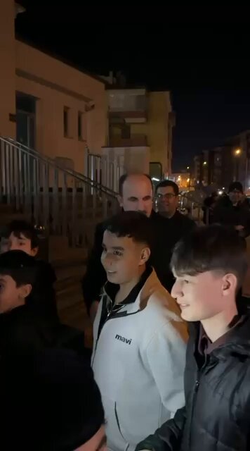 Konya Büyükşehir Belediyesi’nin uzaya uydu göndereceğini açıklamasının ardından, başkanın etrafında toplanan çocuklar kendisinin uzaya gönderilmesini istedi.