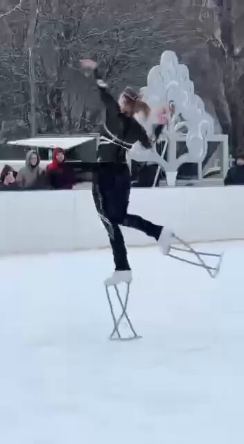 Это потрясающий Харьков сегодня, который не смотря ни на что заливает катки и танцует. Просто стальные люди, которых невозможно сломать ни ракетами, ни холодом❤️✊🇺🇦