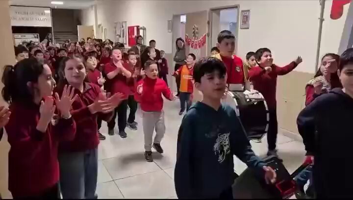Güzel şeyler de oluyor. Paylaşmasak olmaz...