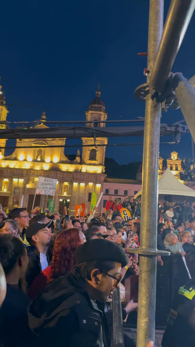 ¿Entonces el chismoso de Briceño se está inventando que quienes fuimos a la Plaza de Bolivar estábamos obligados? Qué tipo tan cínico de verdad, campaña cochina la que hace como siempre, aquí hay un mensajito para el jefecito de su partido