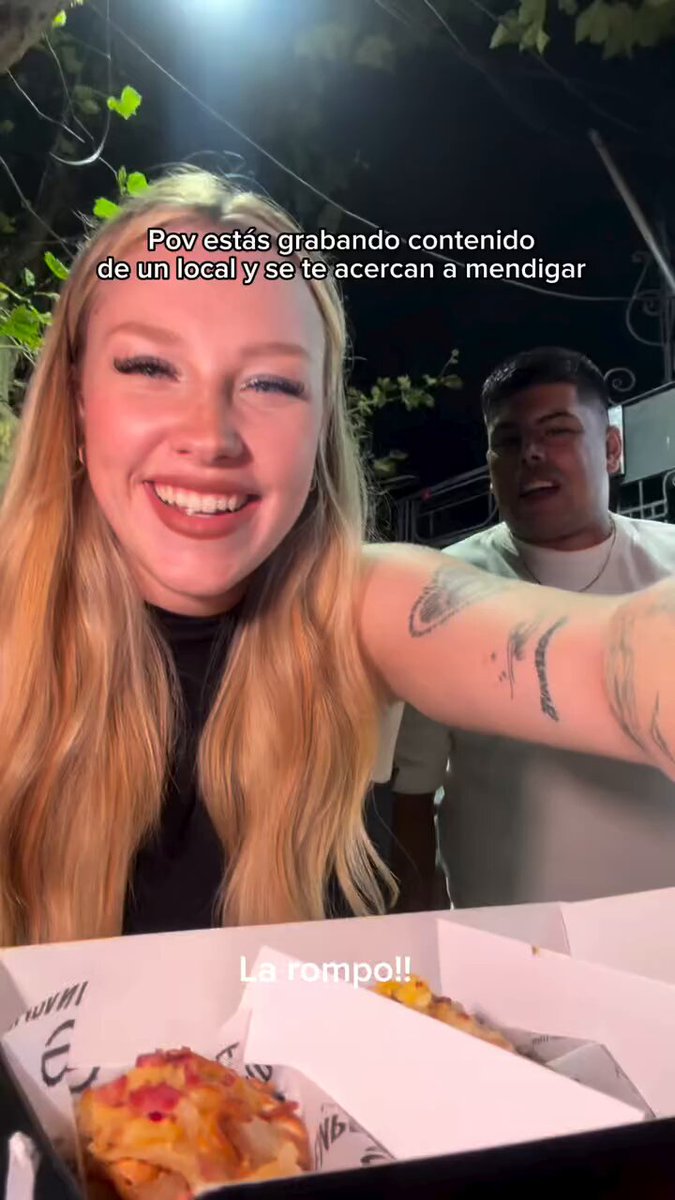 Una piba se puso a hacer publicidad para un local de empanadas en la calle pero se olvidó de que estaba en el congourbano , se le acercaron todos los orcos a robarle las empanadas y manguearle cosas .