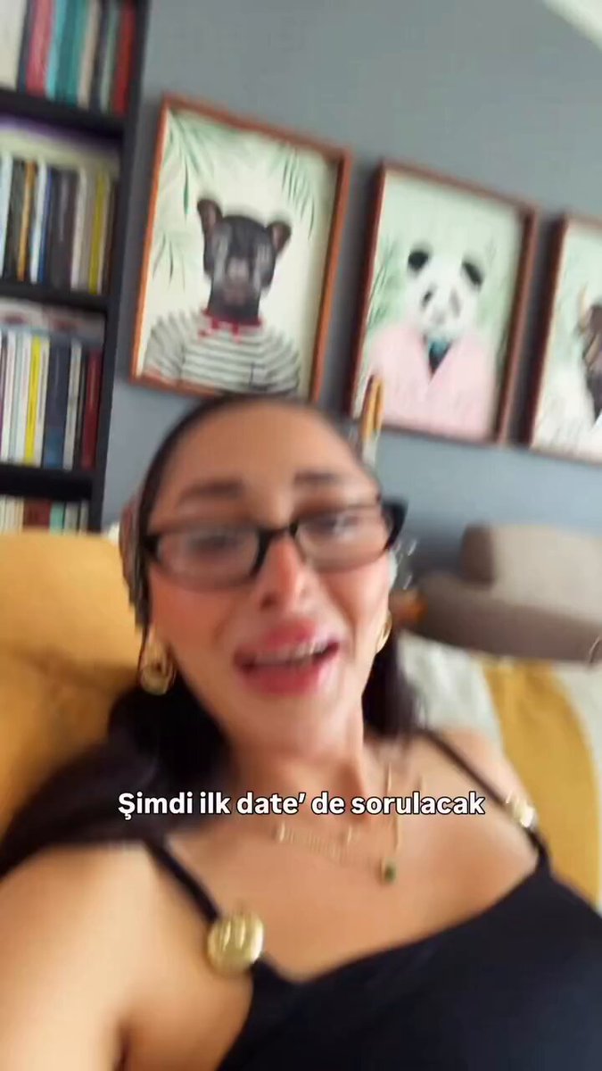 Bir kadın, first date’te sorulması gereken üç soruyu sıraladı: • Kahve insanı mısın, çay insanı mı? • ⁠Hala küçüklüğünden gelen travmaları taşıyor musun? … Hala annem babam beni az sevdi diye geceleri ağlıyor musun? • ⁠Kedi insanı mısın, köpek insanı mı?