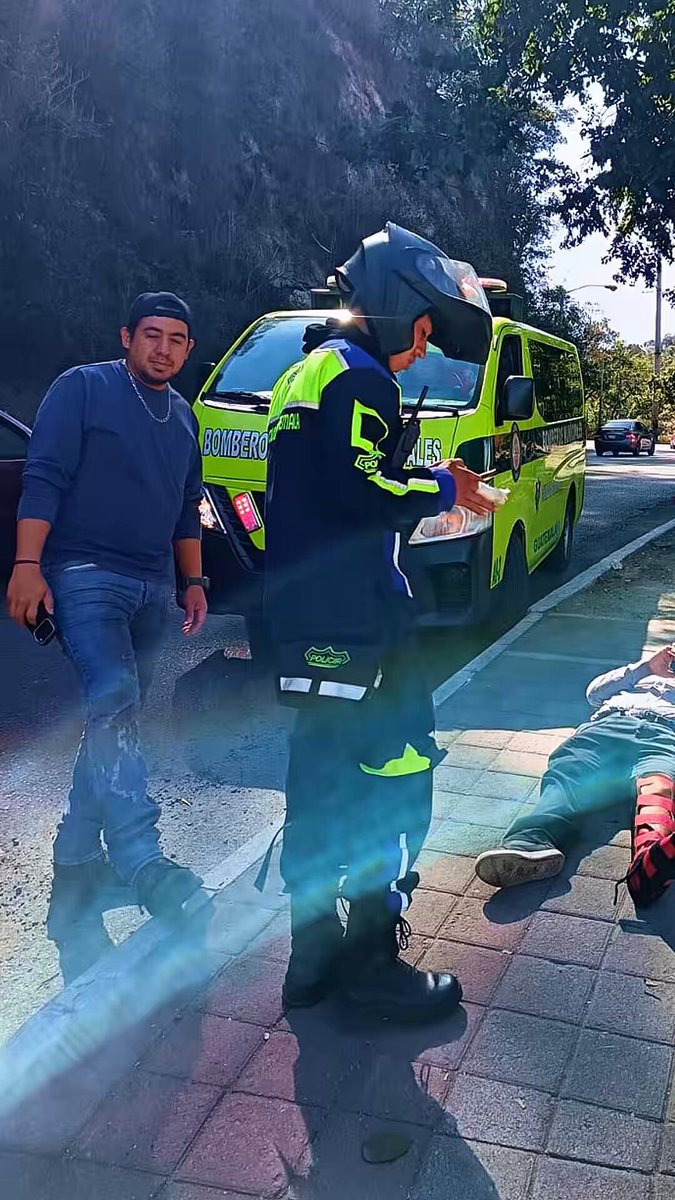 Atropellado por su mismo vehículo. Conductor queda tirado en pavimento de calzada La Paz, se bajó de su vehículo y se le desconectó, atropellándolo y finalmente colisionando 3 vehículos más. #TransitoGT #TraficoGT #PoliciaMT #InformacionGT #NoticiaGT #AmilcarMontejo #VialGT #MovilidadGT