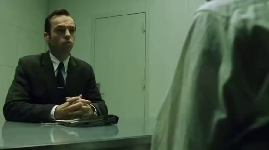 In The Matrix, Hugo Weaving was perfect as Agent Smith and it wasn’t accidental. He wanted a voice that felt commanding yet strangely comforting, the kind that gives you a false sense of security. So he modeled it on 1950s American newscasters.