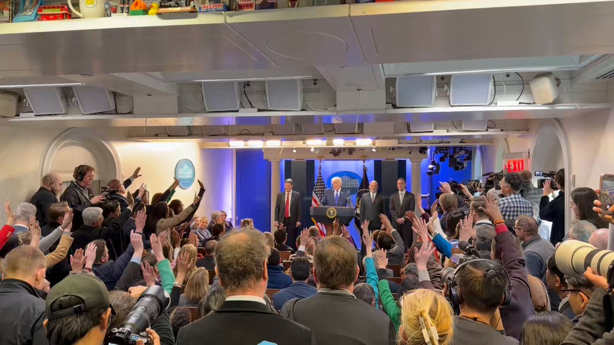 A lively briefing room for President Donald J. Trump 🤣🇺🇸