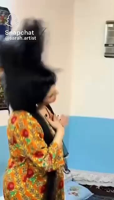 سارة الودعاني تمر بحالة "جوع التبرج" كأنها تنتقم من أيام تحجبها، بالمبالغة والإفراط في إظهار شعرها، وهذا دليل لا يدع مجالاً للشك أنها لم تكن مقتنعة بالحجاب والستر، وكان مفروضًا عليها اجتماعيًا وشرعيًا… لكن بعد أن امتلكت الجرأة والشجاعة تجردت من هذه القيود وظهرت بشكلها الحقيقي!!