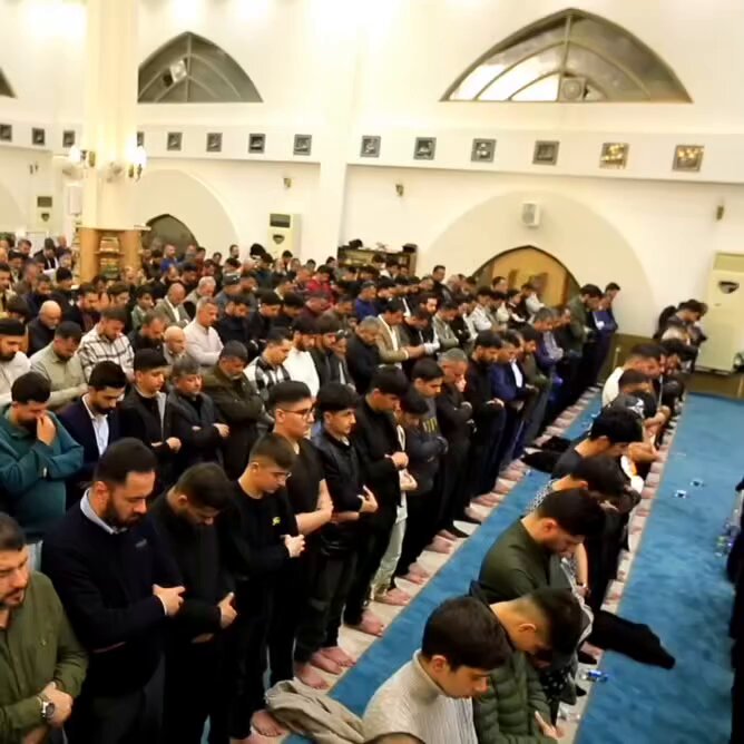 إمام مسجد في مدينة السليمانية يجذب شباب المدينة وما حولها بصوته المؤثر.!! الأستاذ سوران صديق، وهو واعظ ديني ذو صوت جميل وقارئ للقرآن، يجذب جميع شباب مدينة السليمانية وما حولها إليه في ليالي رمضان المبارك. الحمد لله، غالبية المصلين هم من الشباب المتدينين، والحمد لله، هناك نهضة إسلامية قوية قادمة. المشاريع الدعویة للشيخ أحمد كاكه محمود رحمە اللە، تسعى للحفاظ على الهوية الإسلامية الأصيلة للشعب الكردي.