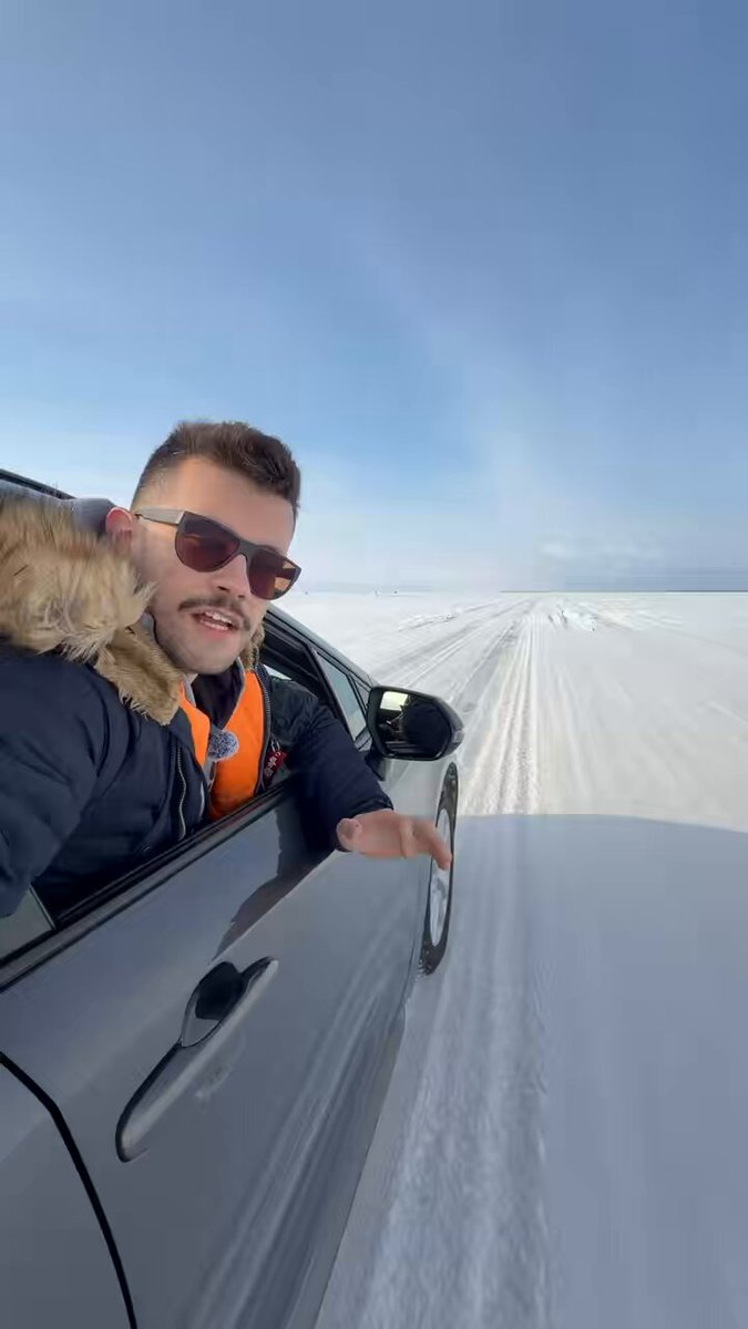 17 kilometrów przez zamarznięty Bałtyk. Bez barierek. Bez pobocza. Tylko lód i wyznaczona trasa. W Estonii zimą powstają oficjalne ice roads – drogi po morzu. Jedziesz jak po autostradzie… z tą różnicą, że pod kołami masz nawet trzydzieści centymetrów lodu. Przejechalibyście?