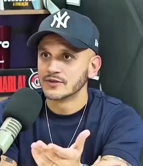 Vocês não vão adivinhar de qual jogador o Fábio Santos tá falando kkkkkkk