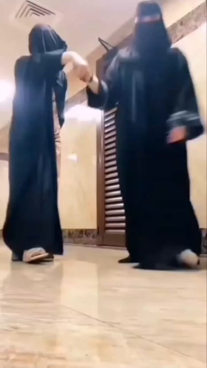 هذه بنات الحرمين الشريفين وهذه هيا اخلاقهم وتربية #جزيرة_إبستين وتربية مراقص #السعودية بالله هذا اخلاق بشر اخلاق اشخاص حول الحرمين الريفين😱