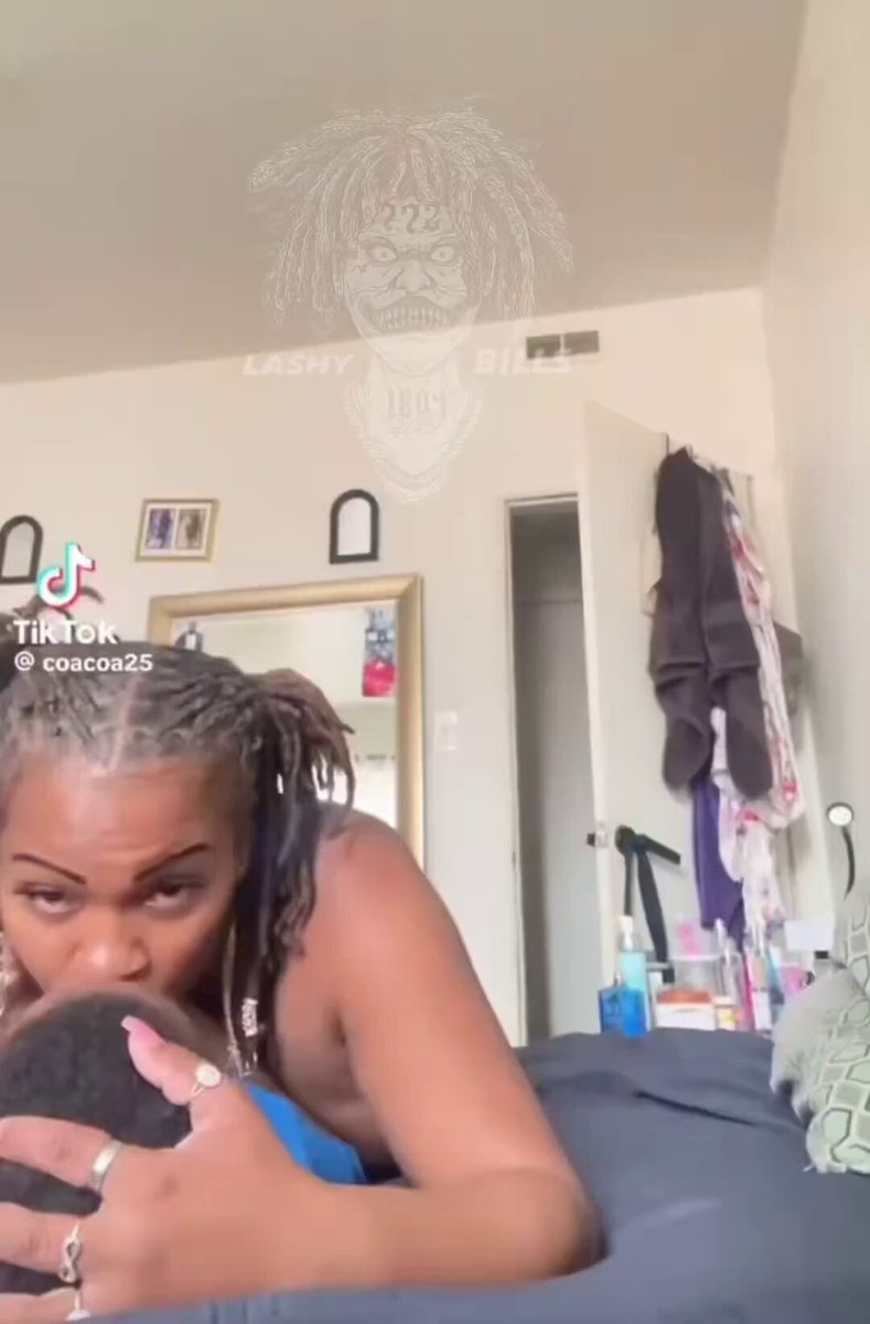 Another mother was caught on live kissing her young son several times , causing a wave of negative reactions and comments😲😲 Is this really appropriate??