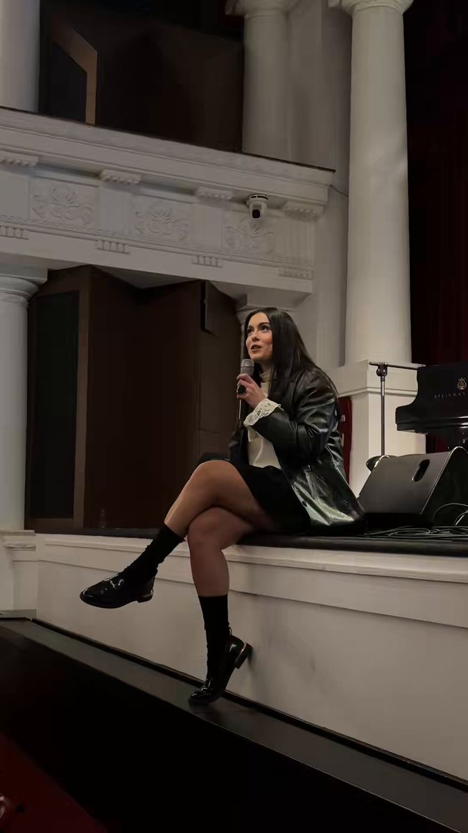 lo bien que habla <3 #LOS40StageChiara