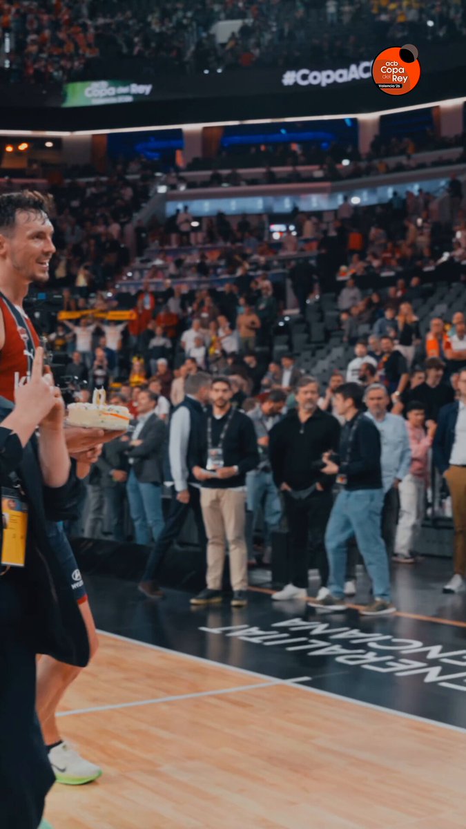 🤪🎂 Y el premio al MOMENTAZO de la celebración es… Rodions Kurucs, tarta en mano, ha irrumpido en la entrevista de PAOLO GALBIATI para cantarle CUMPLEAÑOS FELIZ. ¡Se ha librado (por poco) del tartazo! 😏 #CopaACB | Kosner Baskonia