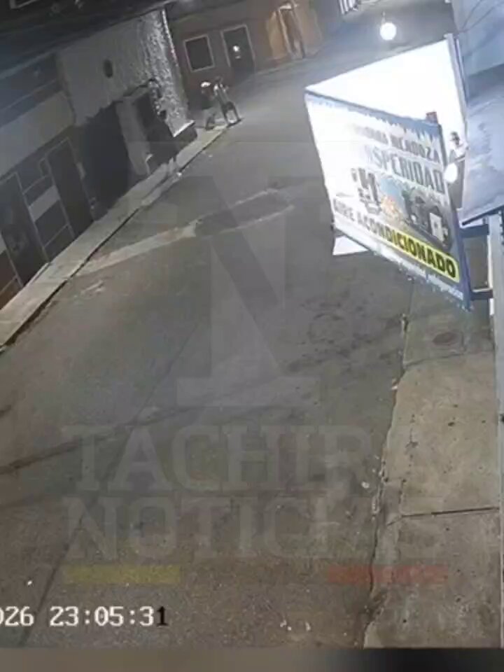 🚨 Hinchas del DEPORTES TOLIMA ATACARON Y ROBARON a dos fanáticos de TÁCHIRA Ocurrió en Barrio Obrero, tras el partido de Copa Libertadores. Los jóvenes cayeron de la moto luego de ser golpeados con piedras en la cabeza. Uno se encuentra en el Hospital Central.