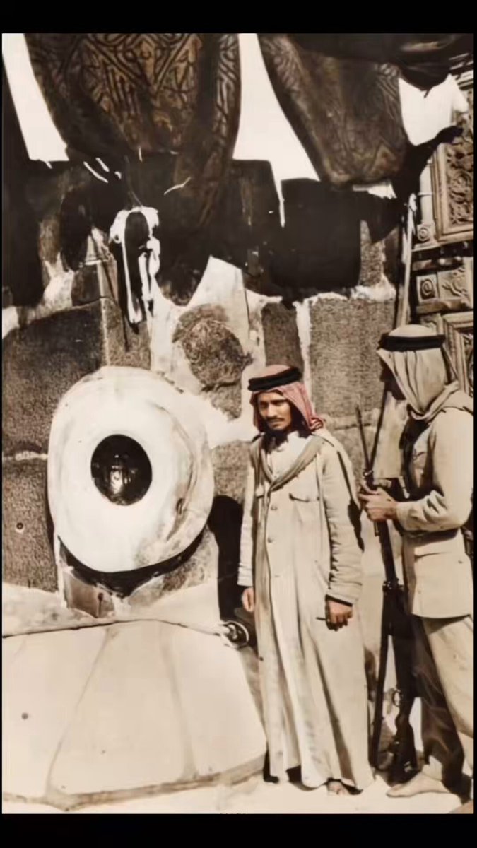 🕋 75 yıl önce Mescid-i Haram… Arka planda ne gökdelenler, ne modern oteller, ne de beton yığınları… Sadece Kabe’nin saf ihtişamı, tarihi avlunun sükûneti ve etrafı saran mütevazı evler.