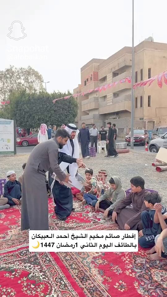 أحمد العبيكان يستعرض طريقته في توزيع افطار صائم والله يكتب أجره .