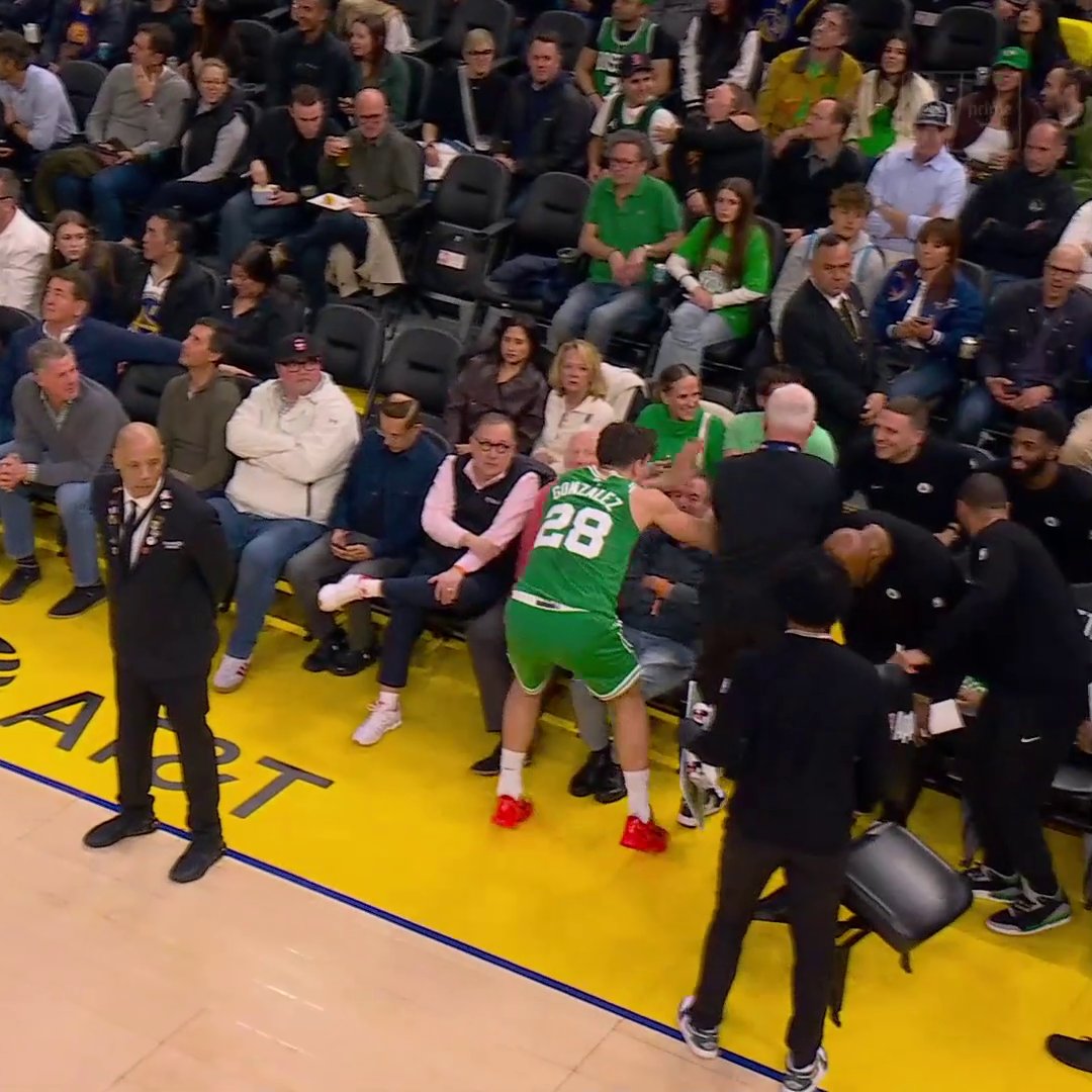 Hugo Gonzalez conseguiu o impossível: Tirou um sorriso do Joe Mazzula! Horford fez uma falta no Hugo e a arbitragem deu do Hugo no Horford Hugo falou pro Mazzula desafiar, ele desafiou e venceu, aí o novato foi lá brincar com o Joe, que ficou todo bobo