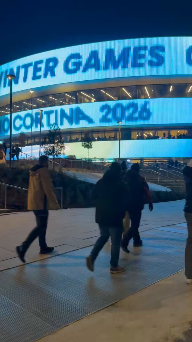 After the first semi-final, you have to leave the first and then come back. This is the lineup for USA/Slovakia. Can’t believe we caught rope drop. #MilanoCortina