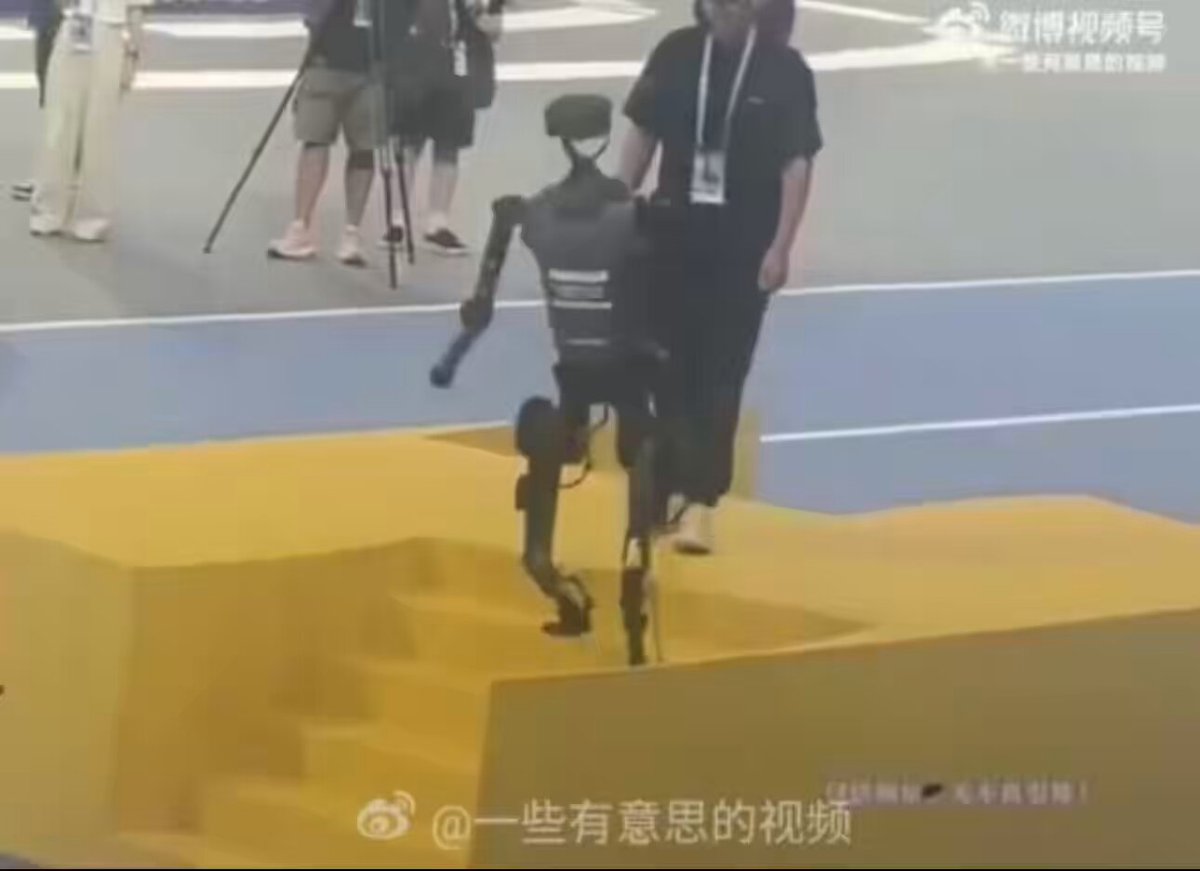 中国🇨🇳的宇树科技 被正式列为美国军事企业黑名单！ 美国🇺🇸政府将全面禁止采购宇树 同时禁止投资该企业，已投资限期撤回 限制🚫其在全球的供应链，融资和市场 中国🇨🇳吹什么，美国🇺🇸打你什么！ 中美的新冷战博弈就是如此直接！🤔
