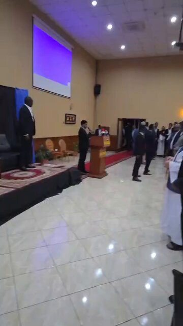 بعد لقاءهم الرئيس الأوغندي ،،،#حميدتي ووفد حكومة تأسيس في العاصمة الأوغندية كمبالا يلتقون بالجالية السودانية ،، هذه هي أول زيارة خارجية رسمية ومعلنة لحكومة تأسيس،،مالم تنظر للمشهد السوداني بتدوير كامل للزوايا ولأبعاد الصراع وأسبابه وتاريخه ستظل نظرتك لتعقيداته منقوصة و موجهة وأسيرة جانب واحد فقط من الرواية مفصل على مقاس الرواة لا على مقاس الحقيقة الكاملة ،،، يتبع 👌🏻 #لا_للحرب #كمبالا #حميدتي #البرهان #الجيش_السوداني #الحركة_الإسلامية_السودانية_تنظيم_إرهابي