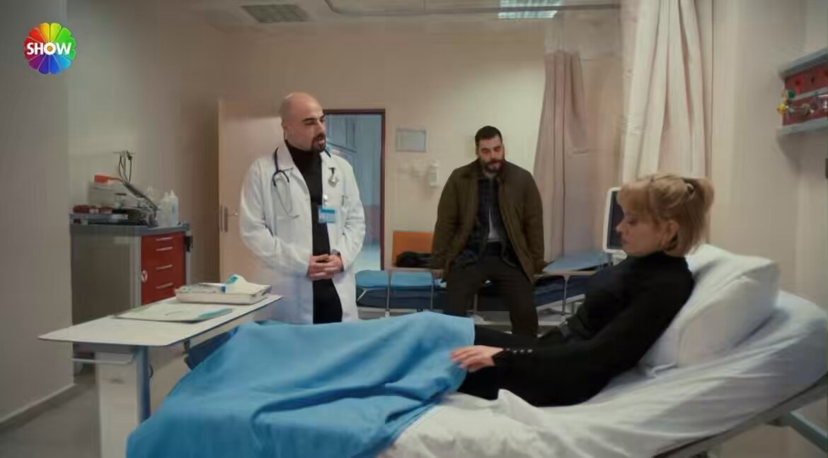söylemeden geçemeyeceğim hayatımda bu kadar saçma bir hamile de görmedim. dünyanın en basit sahnesi kadın hamile bayılmış ve hastaneye gelinmiş doktorla konuşmanın umursamazlığa bakın. hemen doktor konuşmaları bitsin de esas aksiyon erkek sahnelerimize dönelim diye iki buçuk saatlik diziye iki cümlelik anne endişesini çok görmüşler. şu senaryoların empati yeteneği çok düşük erkekler tarafından yazıldığı o kadar belli ki.. yoldan geçen herhangi bir anneyi durdurup hamilelikte böyle bir durumda ne tepki verirdin doktora neler sorardın deseler zaten 5 dakikada sorunu çözecekler ama kadınların hikayesi o kadar umurlarında değil ki anneye akışı bile değiştirmeyecek iki endişe sahnesi yazmaktan acizler. dizideki bütün erkekler her bölüm diyaloglar masallar içinde derdini anlatırken kadınlar ne durumları duyguları hakkında iki kelime ediyor ne de kararları motivasyonları üzerine düşünülerek yazılıyorlar. bir anne nasıl olur da çocuğu için iki endişe etmez doktora kan değerlerime bakalım bayıldım ben hamileyim ya bir sorun varsa demez mesela? kadının tek derdi babambabam intikamintikam. gene erkeklerin intikam aksiyonlarına hizmet edilsin diye yazılmış bir hamilelik ve bir sahne. manzara çekip iki dıkşın dıkşın sahnesi yazınca iyi iş çıkarmış olmuyorsunuz. erkek karakterlere bokları yedirip yedirip aklamaya mağdur melek göstermeye harcadığınız mesaiyi kadın karakterlerinizin motivasyonlarını anlamaya harcayın biraz.