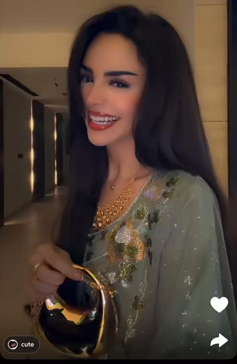 رهف القحطاني 👑🇸🇦 سعيدة بإرتداء الجلابية الرمضانية لأول مرة هذه السنة 🌙 وسط إنبهار الاشخاص المارين في السيب من جمالها 🤩✨