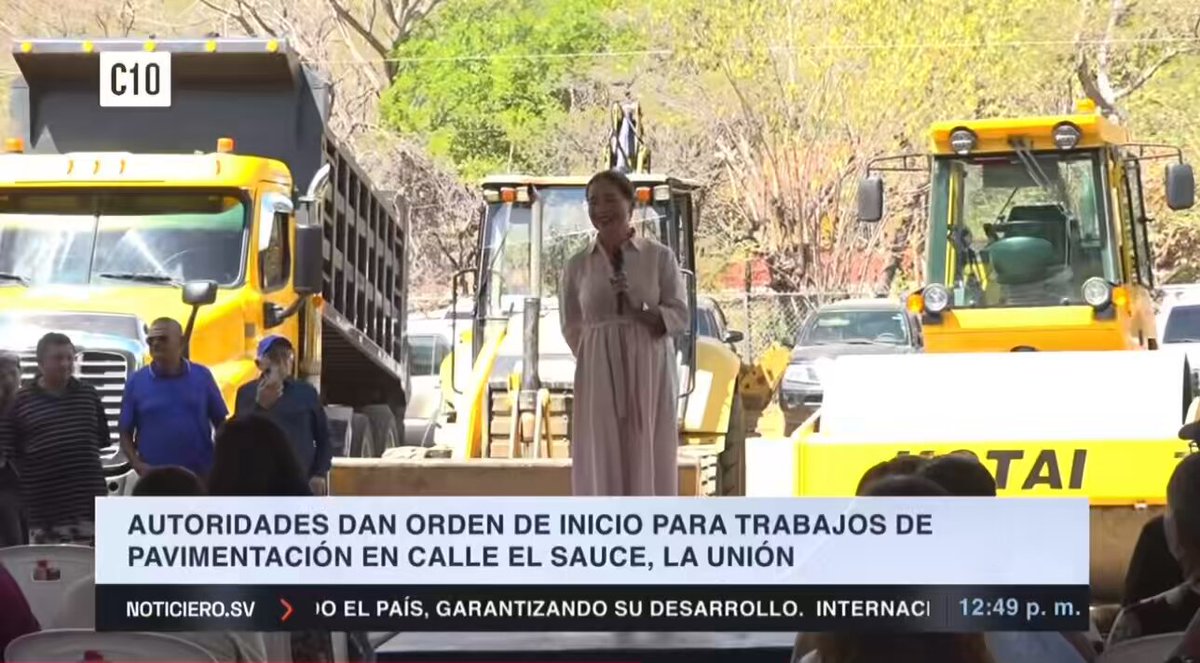 #Ahora || “NO IMAGINABA QUE ERA UNA OBRA TAN GRANDE”. 🛣️🇸🇻 Doña Olga Ortez de Bukele expresó su emoción al anunciar el proyecto vial que conectará varios cantones y beneficiará a numerosas familias. Relató que en varias ocasiones le preguntó al Presidente Nayib Bukele cuándo se realizaría la calle, pensando que era algo sencillo, pero aseguró que ahora comprende la magnitud y la fuerte inversión que representa esta obra para la comunidad.
