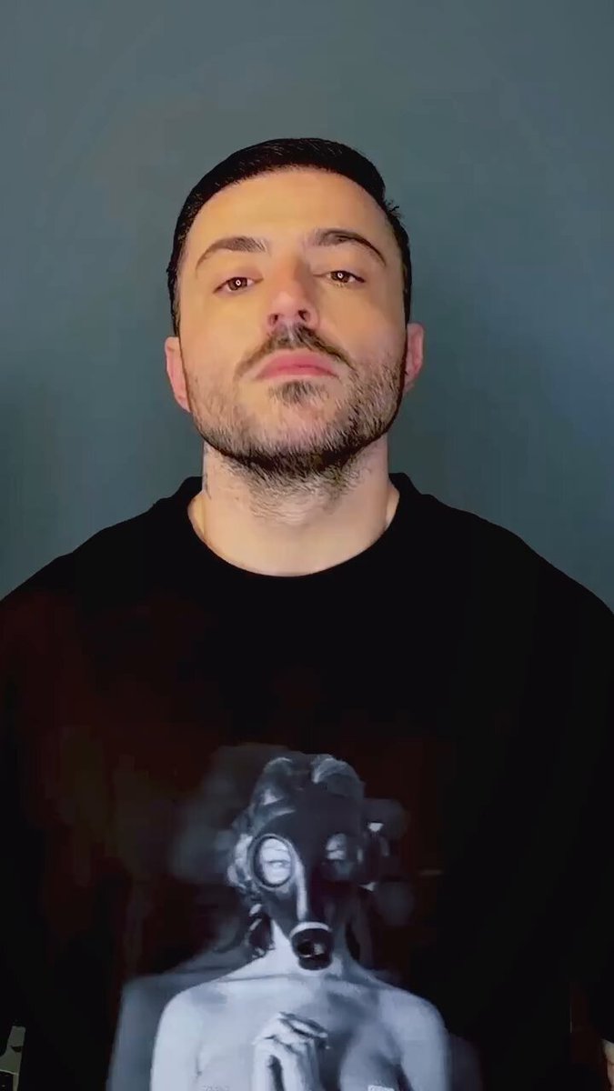 «اسکول نظام» منتشر شد. خطاب به مجریان و عوامل بی شرافت دستگاه پروپاگاندا رژیم اسلامی: جمهوری اسلامی به صفحات پایانی خود نزدیک شده است؛ و تاریخ نشان داده وقتی یک رژیم سقوط می‌کند، فقط حاکمان نیستند که پاسخ‌گو می‌شوند، بلکه صداها و چهره‌هایی که سال‌ها ابزار پروپاگاندا بوده‌اند نیز از خشم مردم در امان نمی‌مانند. سرنوشت رؤسا، مجریان و گویندگان دستگاه تبلیغاتی آلمان نازی را بخوانید. سرنوشت مجریان تلویزیون صدام حسین، معمر قذافی و دیگر دیکتاتورها را مرور کنید. قدرت فرو ریخت، اما نام‌ها ماند و حساب‌کشی آغاز شد. سال‌ها توهین به ملت ایران، تحقیر مردم و پیشبرد اهداف جمهوری اسلامی زخمی عمیق در حافظه‌ی جامعه ساخته است. خشمی که انباشته شده، حاصل همان کلماتی است که از تریبون‌ها پخش شد. با خشمی که کاشتید، بعید است حتی رنگ راهروهای دادگاه را هم ببینید؛ زیرا پیش از هر حکم رسمی، قضاوت تاریخ و خشم ملت فرا می‌رسد. #جاویدشاه