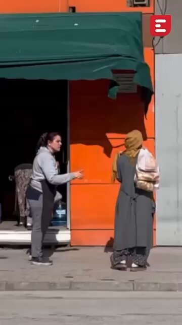 Eskişehir’de yardıma muhtaç olduğu belirlenen ve bir fırına girip ekmek isteyen kadın, çalışan tarafından mekandan böyle çıkarıldı: “Git diyorum sana be! İçeri giremezsin. Yolda iste, git orada iste. Buradan kimse alıp vermeyecek sana. Ekmeği veren benim. Sana yok.”