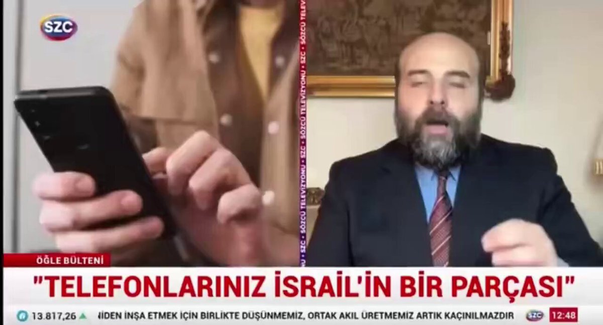 Türkiye’de 18 Şubat sabahı telefonlara düşen "İsrail’de 7.0 büyüklüğünde deprem" uyarısı, sadece teknik bir aksaklık mıydı, yoksa küresel siber gücün bir "gövde gösterisi" mi? Gelin, madalyonun öteki yüzüne ve Netanyahu’nun o meşhur iddiasının derinliklerine bakalım. 📍 1. Yazılım Değil, Donanım Hegemonyası Netanyahu’nun "Telefonlar İsrail’in bir parçasıdır" sözü boş bir tehdit değil, teknolojik bir gerçektir. Bugün kullandığımız akıllı telefonların işlemci mimarilerinden (ARM vb. tasarımları), veri sıkıştırma algoritmalarına, yüz tanıma sistemlerinden (FaceID'nin kökeni İsrailli PrimeSense firmasıdır) siber güvenlik protokollerine kadar pek çok kritik bileşen İsrail merkezli Ar-Ge laboratuvarlarında geliştirilmiştir. Sonuç: Bir cihazın "beyni" size ait değilse, o cihazın ne zaman "uyanacağına" veya ne mesaj vereceğine siz karar veremezsiniz. 📍 2. "Sahte Deprem" Mesajı: Bir Kaos Provası mı? Deprem gibi hassas bir konuda gönderilen sahte bildirimler, modern literatürde "Bilişsel Harp" (Cognitive Warfare) olarak adlandırılır. Panik Testi: Toplumun refleksleri ölçülür. Güven Sarsma: Resmi makamların (AFAD/Kandilli) açıklaması gelene kadar geçen sürede oluşan bilgi kirliliği, halkın sisteme olan güvenini zedeler. Siber Sızma: Bu bildirimler, sistemlerdeki bir açığın veya "arka kapının" (backdoor) aktif olarak kullanılabileceğinin kanıtıdır. 📍 3. Lübnan Örneği ve "Uykudaki Cihazlar" Kısa süre önce Lübnan’da çağrı cihazları ve telsizlerin uzaktan patlatılması, donanım güvenliğinin ne kadar hayati olduğunu gösterdi. Eğer bir devlet, bir cihazın içindeki bileşene müdahale edebiliyorsa; o cihazı bir dinleme aygıtına, bir mesaj panosuna veya -en uç noktada- bir imha aracına dönüştürebilir. 📍 4. Çözüm: Dijital Egemenlik ve Yerli Teknoloji Yaşanan bu son "deprem uyarısı" olayı bir kez daha hatırlattı ki: Yerli İşletim Sistemi: Sadece arayüz değil, çekirdek düzeyinde kontrol şart. Donanım Bağımsızlığı: Çip tasarımı ve kritik devre elemanlarının yerlileşmesi. Veri Güvenliği: Bildirim sunucularının (Push Notification) yerli altyapılar üzerinden çalışması. Unutmayın: Eğer bir teknoloji için bedel ödemiyorsanız ürün sizsiniz; ama eğer o teknolojiyi kontrol edemiyorsanız, o teknoloji size karşı bir silahtır.