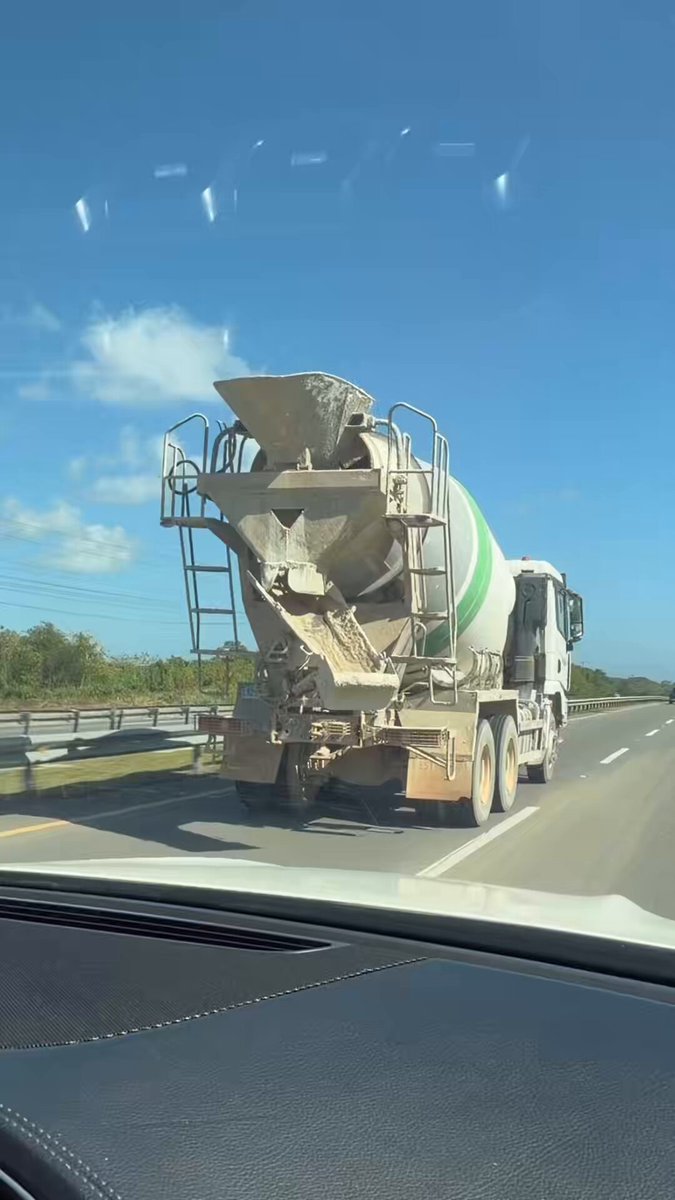 Los vehículos pesados siguen transitando por el carril izquierdo, pese a la prohibición de ley y a las advertencias del INTRANT. Viernes, 3:00 p. m., Autovía del Este. #INTRANT #Denuncia