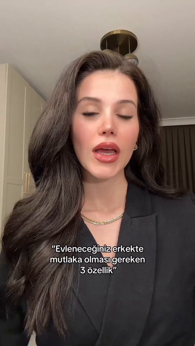 Evlenilecek erkekte mutlaka olması gereken üç özelliği sayan kadın: • Ailesinden ve çevresinden etkilenmemesi. • ⁠Sorun çözebilmesi ve küsmemesi. • ⁠Elinin, gönlünün, ruhunun geniş olması.