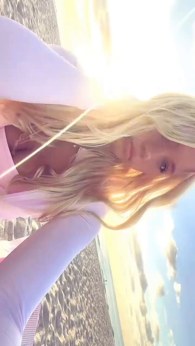 Sunny ✨ . . . #teenagers #teenage #teenagersgirls #sexyteens #blonde #BeachVibes