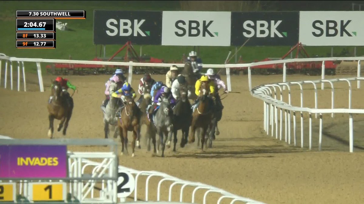 CONSTITUTION HILL WINS ON FLAT DEBUT 🏆 A commanding win in the SBK Road To Cheltenham Novice Stakes under Oisín Murphy for Nicky Henderson &amp; Michael Buckley 👏 Look at the wait for the second 🤯