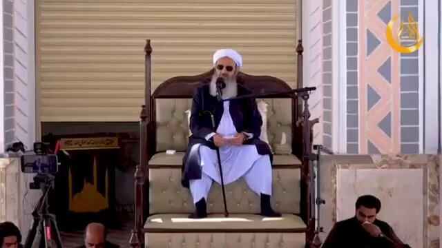 مولوی عبدالحمید در مراسم نماز جمعه اول اسفند ۱۴۰۴ در واکنش به فراخوان علی کریمی برای قرآن سوزی گفت: "بعضی افراد [علی کریمی] به مقدسات ادیان و مذاهب توهین می‌کنند، این شیوه بر خلاف عقل و منطق است. انسان‌های عاقل و بافرهنگ و با تمدن هرگز به دیگران و به مقدسات دیگران اهانت نمی‌کنند. کسانی که به مقدسات ملت‌ها اهانت می‌کنند انسان‌هایی احساساتی و خفیف‌العقل هستند. این روحانی برجسته اهل سنت افزود: "توهین به مقدسات یک ملت هیچ تفاوتی با توهین به خودِ آن ملت ندارد. یک ملت شاید توهین به خودش را تحمل کند اما اهانت به مقدسات را هرگز تحمل نمی‌کند. توهین به مقدسات بیشتر موجب جریحه‌دارشدن احساسات می‌شود. توهین به مقدسات ملت‌ها در هیچ دینی جایز نیست. لذا توصیه می‌کنم جلوی افرادی که اقدام به اهانت به مقدسات می‌کنند گرفته شود. اگر کسی در جایی مرتکب ظلم شده است چرا باید به مقدسات اهانت شود؟!"