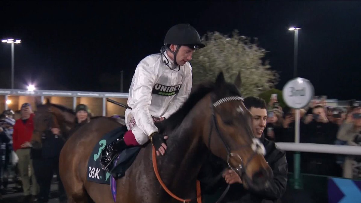The crowd goes WILD 👏👏👏 Constitution Hill is led in after HUGE win in Flat debut at Southwell Racecourse 👊